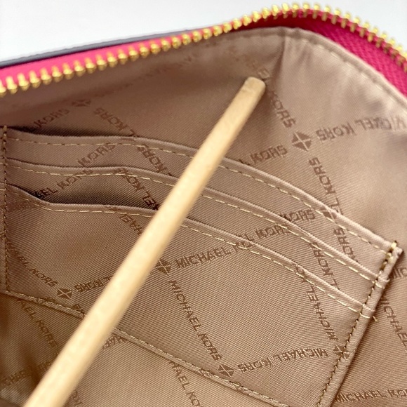 MICHAEL KORS JET SET TRAVEL LG 2 in 1
WRISTLET AND CARD CASE - Picture 9 of 13